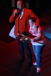 09-11-2014 SHOWBIZZ; FRANS BAUER NR.1 OP ALBUM TOP 100. Tijdens zijn concert in HAARLEM kreeg Frans van een fan een opmerkelijk cadeau, een ballon met tekst in de vorm van een grote 1. Dit ivm dat FRANS BAUER op de Album TOP 100 nummer een staat. Frans zijn avond kon niet meer stuk.
foto: Albert den Iseger