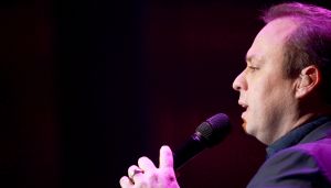 09-11-2014 SHOWBIZZ; FRANS BAUER NR.1 OP ALBUM TOP 100. Tijdens zijn concert in HAARLEM kreeg Frans van een fan een opmerkelijk cadeau, een ballon met tekst in de vorm van een grote 1. Dit ivm dat FRANS BAUER op de Album TOP 100 nummer een staat. Frans zijn avond kon niet meer stuk.
foto: Albert den Iseger
