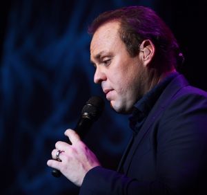 09-11-2014 SHOWBIZZ; FRANS BAUER NR.1 OP ALBUM TOP 100. Tijdens zijn concert in HAARLEM kreeg Frans van een fan een opmerkelijk cadeau, een ballon met tekst in de vorm van een grote 1. Dit ivm dat FRANS BAUER op de Album TOP 100 nummer een staat. Frans zijn avond kon niet meer stuk.
foto: Albert den Iseger