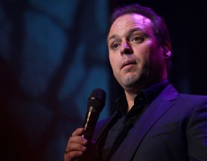 09-11-2014 SHOWBIZZ; FRANS BAUER NR.1 OP ALBUM TOP 100. Tijdens zijn concert in HAARLEM kreeg Frans van een fan een opmerkelijk cadeau, een ballon met tekst in de vorm van een grote 1. Dit ivm dat FRANS BAUER op de Album TOP 100 nummer een staat. Frans zijn avond kon niet meer stuk.
foto: Albert den Iseger