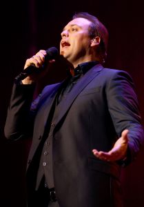 09-11-2014 SHOWBIZZ; FRANS BAUER NR.1 OP ALBUM TOP 100. Tijdens zijn concert in HAARLEM kreeg Frans van een fan een opmerkelijk cadeau, een ballon met tekst in de vorm van een grote 1. Dit ivm dat FRANS BAUER op de Album TOP 100 nummer een staat. Frans zijn avond kon niet meer stuk.
foto: Albert den Iseger