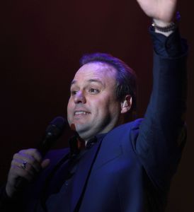09-11-2014 SHOWBIZZ; FRANS BAUER NR.1 OP ALBUM TOP 100. Tijdens zijn concert in HAARLEM kreeg Frans van een fan een opmerkelijk cadeau, een ballon met tekst in de vorm van een grote 1. Dit ivm dat FRANS BAUER op de Album TOP 100 nummer een staat. Frans zijn avond kon niet meer stuk.
foto: Albert den Iseger
