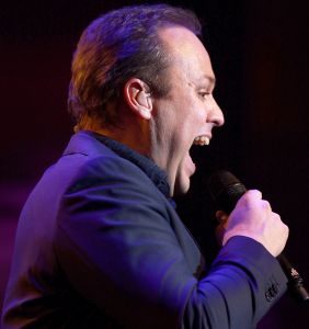 09-11-2014 SHOWBIZZ; FRANS BAUER NR.1 OP ALBUM TOP 100. Tijdens zijn concert in HAARLEM kreeg Frans van een fan een opmerkelijk cadeau, een ballon met tekst in de vorm van een grote 1. Dit ivm dat FRANS BAUER op de Album TOP 100 nummer een staat. Frans zijn avond kon niet meer stuk.
foto: Albert den Iseger