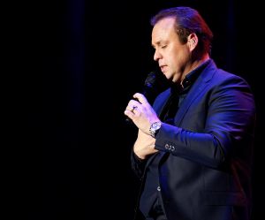 09-11-2014 SHOWBIZZ; FRANS BAUER NR.1 OP ALBUM TOP 100. Tijdens zijn concert in HAARLEM kreeg Frans van een fan een opmerkelijk cadeau, een ballon met tekst in de vorm van een grote 1. Dit ivm dat FRANS BAUER op de Album TOP 100 nummer een staat. Frans zijn avond kon niet meer stuk.
foto: Albert den Iseger