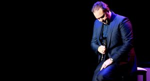 09-11-2014 SHOWBIZZ; FRANS BAUER NR.1 OP ALBUM TOP 100. Tijdens zijn concert in HAARLEM kreeg Frans van een fan een opmerkelijk cadeau, een ballon met tekst in de vorm van een grote 1. Dit ivm dat FRANS BAUER op de Album TOP 100 nummer een staat. Frans zijn avond kon niet meer stuk.
foto: Albert den Iseger