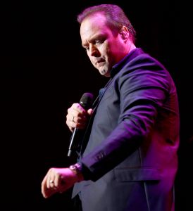 09-11-2014 SHOWBIZZ; FRANS BAUER NR.1 OP ALBUM TOP 100. Tijdens zijn concert in HAARLEM kreeg Frans van een fan een opmerkelijk cadeau, een ballon met tekst in de vorm van een grote 1. Dit ivm dat FRANS BAUER op de Album TOP 100 nummer een staat. Frans zijn avond kon niet meer stuk.
foto: Albert den Iseger