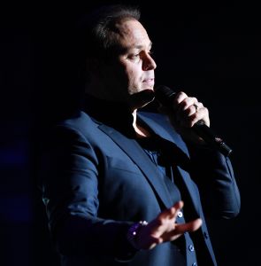 09-11-2014 SHOWBIZZ; FRANS BAUER NR.1 OP ALBUM TOP 100. Tijdens zijn concert in HAARLEM kreeg Frans van een fan een opmerkelijk cadeau, een ballon met tekst in de vorm van een grote 1. Dit ivm dat FRANS BAUER op de Album TOP 100 nummer een staat. Frans zijn avond kon niet meer stuk.
foto: Albert den Iseger