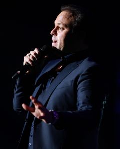 09-11-2014 SHOWBIZZ; FRANS BAUER NR.1 OP ALBUM TOP 100. Tijdens zijn concert in HAARLEM kreeg Frans van een fan een opmerkelijk cadeau, een ballon met tekst in de vorm van een grote 1. Dit ivm dat FRANS BAUER op de Album TOP 100 nummer een staat. Frans zijn avond kon niet meer stuk.
foto: Albert den Iseger