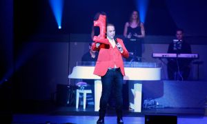 09-11-2014 SHOWBIZZ; FRANS BAUER NR.1 OP ALBUM TOP 100. Tijdens zijn concert in HAARLEM kreeg Frans van een fan een opmerkelijk cadeau, een ballon met tekst in de vorm van een grote 1. Dit ivm dat FRANS BAUER op de Album TOP 100 nummer een staat. Frans zijn avond kon niet meer stuk.
foto: Albert den Iseger