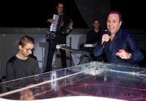 09-11-2014 SHOWBIZZ; FRANS BAUER NR.1 OP ALBUM TOP 100. Tijdens zijn concert in HAARLEM kreeg Frans van een fan een opmerkelijk cadeau, een ballon met tekst in de vorm van een grote 1. Dit ivm dat FRANS BAUER op de Album TOP 100 nummer een staat. Frans zijn avond kon niet meer stuk.
foto: Albert den Iseger