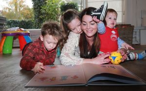 12-11-2014 SHOWBIZZ; KIM LIAN VAN DER MEIJ ZORGT VOOR REP EN ROER IN HET DIERENDORP. Haar 2de boek is uit DIERENDORP IN REP EN ROER, een super leuk boekje voor de aller kleinste met een prachtige cd vol met kinder liedjes. Wij ontmoette de familie van Kim en dat is er een uit een Bouquet reeks. Matthijs Albers luisterde, keek, lachte en schreef zijn verhaal. foto: Albert den Iseger