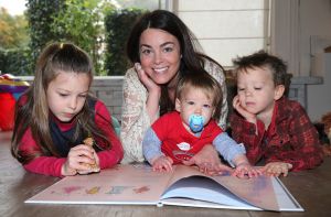 12-11-2014 SHOWBIZZ; KIM LIAN VAN DER MEIJ ZORGT VOOR REP EN ROER IN HET DIERENDORP. Haar 2de boek is uit DIERENDORP IN REP EN ROER, een super leuk boekje voor de aller kleinste met een prachtige cd vol met kinder liedjes. Wij ontmoette de familie van Kim en dat is er een uit een Bouquet reeks. Matthijs Albers luisterde, keek, lachte en schreef zijn verhaal. foto: Albert den Iseger