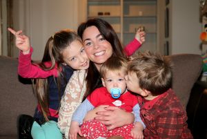 12-11-2014 SHOWBIZZ; KIM LIAN VAN DER MEIJ ZORGT VOOR REP EN ROER IN HET DIERENDORP. Haar 2de boek is uit DIERENDORP IN REP EN ROER, een super leuk boekje voor de aller kleinste met een prachtige cd vol met kinder liedjes. Wij ontmoette de familie van Kim en dat is er een uit een Bouquet reeks. Matthijs Albers luisterde, keek, lachte en schreef zijn verhaal. foto: Albert den Iseger
