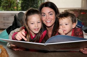12-11-2014 SHOWBIZZ; KIM LIAN VAN DER MEIJ ZORGT VOOR REP EN ROER IN HET DIERENDORP. Haar 2de boek is uit DIERENDORP IN REP EN ROER, een super leuk boekje voor de aller kleinste met een prachtige cd vol met kinder liedjes. Wij ontmoette de familie van Kim en dat is er een uit een Bouquet reeks. Matthijs Albers luisterde, keek, lachte en schreef zijn verhaal. foto: Albert den Iseger