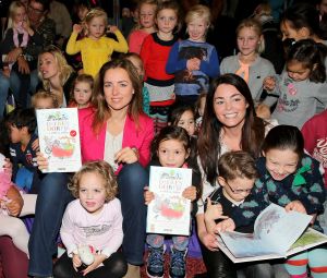 12-11-2014 SHOWBIZZ; KIM LIAN VAN DER MEIJ ZORGT VOOR REP EN ROER IN HET DIERENDORP. Haar 2de boek is uit DIERENDORP IN REP EN ROER, een super leuk boekje voor de aller kleinste met een prachtige cd vol met kinder liedjes. Wij ontmoette de familie van Kim en dat is er een uit een Bouquet reeks. Matthijs Albers luisterde, keek, lachte en schreef zijn verhaal. foto: Albert den Iseger