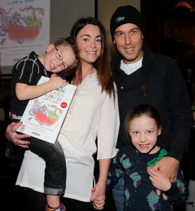 12-11-2014 SHOWBIZZ; KIM LIAN VAN DER MEIJ ZORGT VOOR REP EN ROER IN HET DIERENDORP. Haar 2de boek is uit DIERENDORP IN REP EN ROER, een super leuk boekje voor de aller kleinste met een prachtige cd vol met kinder liedjes. Wij ontmoette de familie van Kim en dat is er een uit een Bouquet reeks. Matthijs Albers luisterde, keek, lachte en schreef zijn verhaal. foto: Albert den Iseger