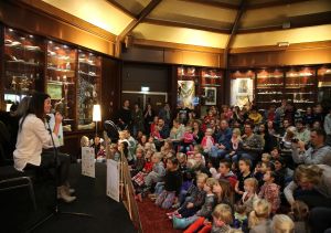 12-11-2014 SHOWBIZZ; KIM LIAN VAN DER MEIJ ZORGT VOOR REP EN ROER IN HET DIERENDORP. Haar 2de boek is uit DIERENDORP IN REP EN ROER, een super leuk boekje voor de aller kleinste met een prachtige cd vol met kinder liedjes. Wij ontmoette de familie van Kim en dat is er een uit een Bouquet reeks. Matthijs Albers luisterde, keek, lachte en schreef zijn verhaal. foto: Albert den Iseger