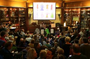 12-11-2014 SHOWBIZZ; KIM LIAN VAN DER MEIJ ZORGT VOOR REP EN ROER IN HET DIERENDORP. Haar 2de boek is uit DIERENDORP IN REP EN ROER, een super leuk boekje voor de aller kleinste met een prachtige cd vol met kinder liedjes. Wij ontmoette de familie van Kim en dat is er een uit een Bouquet reeks. Matthijs Albers luisterde, keek, lachte en schreef zijn verhaal. foto: Albert den Iseger