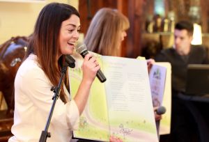 12-11-2014 SHOWBIZZ; KIM LIAN VAN DER MEIJ ZORGT VOOR REP EN ROER IN HET DIERENDORP. Haar 2de boek is uit DIERENDORP IN REP EN ROER, een super leuk boekje voor de aller kleinste met een prachtige cd vol met kinder liedjes. Wij ontmoette de familie van Kim en dat is er een uit een Bouquet reeks. Matthijs Albers luisterde, keek, lachte en schreef zijn verhaal. foto: Albert den Iseger