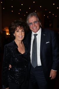 18-11-2014 SHOWBIZZ; ANDRE VAN DUIN OP ZIJN EIGEN GALA ANDRE VAN DUIN 50. Andre kreeg oa. de Frans Banninck penning van burgemeester Eberhard van der Laan. Vele gasten waren aanwezig op het gala voor Andre.
foto: Albert den Iseger