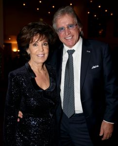 18-11-2014 SHOWBIZZ; ANDRE VAN DUIN OP ZIJN EIGEN GALA ANDRE VAN DUIN 50. Andre kreeg oa. de Frans Banninck penning van burgemeester Eberhard van der Laan. Vele gasten waren aanwezig op het gala voor Andre. foto: Albert den Iseger