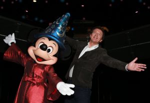 29-10-2014 SHOWBIZZ; ROBERT TEN BRINK WERKT MET KERST SAMEN MET MICKEY MOUSE. 
Robert ten Brink gaat op 26 december het verhaal vertellen van Disney s Fantasia Live in Concert in de Ziggo Dome. Dat vertelt de presentator maandag aan PRIVE.  Robert is door medeproducent RTL Live Entertainment gevraagd om het klassieke Disneyverhaal uit 1940 te vertellen.Ze kwamen bij mij uit vanwege het kerstgevoel,lacht de presentator, die ook een groot fan is van Disney.
foto: Albert den Iseger