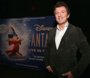 29-10-2014 SHOWBIZZ; ROBERT TEN BRINK WERKT MET KERST SAMEN MET MICKEY MOUSE. 
Robert ten Brink gaat op 26 december het verhaal vertellen van Disney s Fantasia Live in Concert in de Ziggo Dome. Dat vertelt de presentator maandag aan PRIVE.  Robert is door medeproducent RTL Live Entertainment gevraagd om het klassieke Disneyverhaal uit 1940 te vertellen.Ze kwamen bij mij uit vanwege het kerstgevoel,lacht de presentator, die ook een groot fan is van Disney.
foto: Albert den Iseger