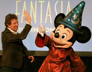 29-10-2014 SHOWBIZZ; ROBERT TEN BRINK WERKT MET KERST SAMEN MET MICKEY MOUSE. 
Robert ten Brink gaat op 26 december het verhaal vertellen van Disney s Fantasia Live in Concert in de Ziggo Dome. Dat vertelt de presentator maandag aan PRIVE.  Robert is door medeproducent RTL Live Entertainment gevraagd om het klassieke Disneyverhaal uit 1940 te vertellen.Ze kwamen bij mij uit vanwege het kerstgevoel,lacht de presentator, die ook een groot fan is van Disney.
foto: Albert den Iseger