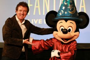 29-10-2014 SHOWBIZZ; ROBERT TEN BRINK WERKT MET KERST SAMEN MET MICKEY MOUSE. 
Robert ten Brink gaat op 26 december het verhaal vertellen van Disney s Fantasia Live in Concert in de Ziggo Dome. Dat vertelt de presentator maandag aan PRIVE.  Robert is door medeproducent RTL Live Entertainment gevraagd om het klassieke Disneyverhaal uit 1940 te vertellen.Ze kwamen bij mij uit vanwege het kerstgevoel,lacht de presentator, die ook een groot fan is van Disney.
foto: Albert den Iseger