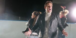 17-11-2017 SHOWBIZZ; GERARD JOLING EN TEAM BEZIG MET OPNAME VOOR NIEUWE CLIP. Gerard Joling brengt eind November een nieuwe single uit en daarvoor zijn ze ook bezig met een nieuwe clip. Op een schaatsbaan met de Nederlandse kampioenen kunstschaatsen ging Gerard echt uit zijn bol. Weer echt een winters schaatsplaatje moet het worden. Met mooie muziek en veel schaats plezier.
foto: Albert den Iseger