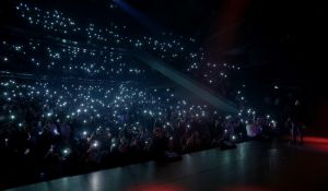 21-11-2018 SHOWBIZZ; TINO MARTIN SLUIT THEATER TOUR AF IN APELDOORN. Uitverkocht net als zijn andere concerten. Apeldoorn heeft Tino Martin in het hart gesloten.Het Orpheus theater zal dit optreden niet gauw vergeten.Tino bedankte het uitzinnige publiek en beloofde terug te zullen komen. Maar eerst nu het Olympische Stadion te Amsterdam waar de voorverkoop al in volle gang is.
foto: Albert den Iseger