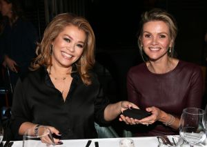 01-11-2021 SHOWBIZZ; FIDAN EKIZ WINT STRONG WOMAN AWARD 2021-Betty de Groot schenkt eerbetoon aan Fidan Ekiz. De 10 de editie van de STRONG WOMAN AWARD was weer een groot succes in het sfeer volle Apollo Hotel te Amsterdam. De meer dan 40 sterkte en bekende dames gingen weer met volle kofferbak naar huis.
Al  met al alle lof aan Betty de Groot.
Foto: Albert den Iseger
