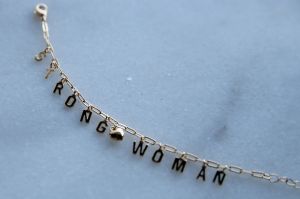 01-11-2021 SHOWBIZZ; FIDAN EKIZ WINT STRONG WOMAN AWARD 2021-Betty de Groot schenkt eerbetoon aan Fidan Ekiz. De 10 de editie van de STRONG WOMAN AWARD was weer een groot succes in het sfeer volle Apollo Hotel te Amsterdam. De meer dan 40 sterkte en bekende dames gingen weer met volle kofferbak naar huis.
Al  met al alle lof aan Betty de Groot.
Foto: Albert den Iseger