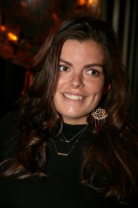 01-11-2021 SHOWBIZZ; FIDAN EKIZ WINT STRONG WOMAN AWARD 2021-Betty de Groot schenkt eerbetoon aan Fidan Ekiz. De 10 de editie van de STRONG WOMAN AWARD was weer een groot succes in het sfeer volle Apollo Hotel te Amsterdam. De meer dan 40 sterkte en bekende dames gingen weer met volle kofferbak naar huis.
Al  met al alle lof aan Betty de Groot.
Foto: Albert den Iseger