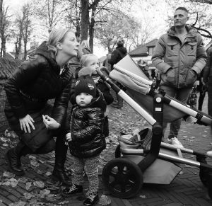 14-11-2021 NIEUWS; SINTERKLAAS IN BERGEN HEEFT ALLE TIJD VOOR IEDEREEN.De intocht van Sinterklaas in Bergen was echt een feest voor groot en klein. Deze Sinterklaas had tijd voor iedereen, foto, praatje, lachen en aandacht voor de kleine en grote mens.Het was echt een feest voor iedereen, zelfs alle ZWARTE pieten genoten van deze uurtjes in gezellig Bergen.
foto: Albert den Iseger