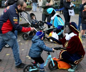 14-11-2021 NIEUWS; SINTERKLAAS IN BERGEN HEEFT ALLE TIJD VOOR IEDEREEN.De intocht van Sinterklaas in Bergen was echt een feest voor groot en klein. Deze Sinterklaas had tijd voor iedereen, foto, praatje, lachen en aandacht voor de kleine en grote mens.Het was echt een feest voor iedereen, zelfs alle ZWARTE pieten genoten van deze uurtjes in gezellig Bergen.
foto: Albert den Iseger