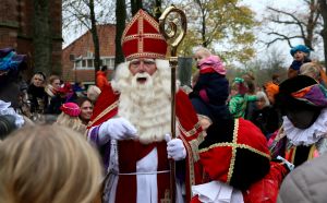 14-11-2021 NIEUWS; SINTERKLAAS IN BERGEN HEEFT ALLE TIJD VOOR IEDEREEN.De intocht van Sinterklaas in Bergen was echt een feest voor groot en klein. Deze Sinterklaas had tijd voor iedereen, foto, praatje, lachen en aandacht voor de kleine en grote mens.Het was echt een feest voor iedereen, zelfs alle ZWARTE pieten genoten van deze uurtjes in gezellig Bergen.
foto: Albert den Iseger