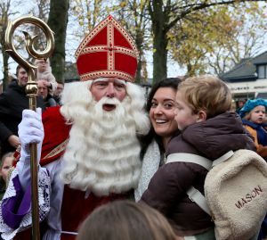 14-11-2021 NIEUWS; SINTERKLAAS IN BERGEN HEEFT ALLE TIJD VOOR IEDEREEN.De intocht van Sinterklaas in Bergen was echt een feest voor groot en klein. Deze Sinterklaas had tijd voor iedereen, foto, praatje, lachen en aandacht voor de kleine en grote mens.Het was echt een feest voor iedereen, zelfs alle ZWARTE pieten genoten van deze uurtjes in gezellig Bergen.
foto: Albert den Iseger