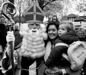 14-11-2021 NIEUWS; SINTERKLAAS IN BERGEN HEEFT ALLE TIJD VOOR IEDEREEN.De intocht van Sinterklaas in Bergen was echt een feest voor groot en klein. Deze Sinterklaas had tijd voor iedereen, foto, praatje, lachen en aandacht voor de kleine en grote mens.Het was echt een feest voor iedereen, zelfs alle ZWARTE pieten genoten van deze uurtjes in gezellig Bergen.
foto: Albert den Iseger
