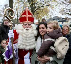 14-11-2021 NIEUWS; SINTERKLAAS IN BERGEN HEEFT ALLE TIJD VOOR IEDEREEN.De intocht van Sinterklaas in Bergen was echt een feest voor groot en klein. Deze Sinterklaas had tijd voor iedereen, foto, praatje, lachen en aandacht voor de kleine en grote mens.Het was echt een feest voor iedereen, zelfs alle ZWARTE pieten genoten van deze uurtjes in gezellig Bergen.
foto: Albert den Iseger
