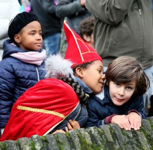 14-11-2021 NIEUWS; SINTERKLAAS IN BERGEN HEEFT ALLE TIJD VOOR IEDEREEN.De intocht van Sinterklaas in Bergen was echt een feest voor groot en klein. Deze Sinterklaas had tijd voor iedereen, foto, praatje, lachen en aandacht voor de kleine en grote mens.Het was echt een feest voor iedereen, zelfs alle ZWARTE pieten genoten van deze uurtjes in gezellig Bergen.
foto: Albert den Iseger