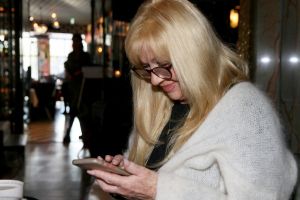01-11-2021 SHOWBIZZ; FIDAN EKIZ WINT STRONG WOMAN AWARD 2021-Betty de Groot schenkt eerbetoon aan Fidan Ekiz. De 10 de editie van de STRONG WOMAN AWARD was weer een groot succes in het sfeer volle Apollo Hotel te Amsterdam. De meer dan 40 sterkte en bekende dames gingen weer met volle kofferbak naar huis.
Al  met al alle lof aan Betty de Groot.
Foto: Albert den Iseger