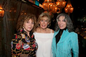 01-11-2021 SHOWBIZZ; FIDAN EKIZ WINT STRONG WOMAN AWARD 2021-Betty de Groot schenkt eerbetoon aan Fidan Ekiz. De 10 de editie van de STRONG WOMAN AWARD was weer een groot succes in het sfeer volle Apollo Hotel te Amsterdam. De meer dan 40 sterkte en bekende dames gingen weer met volle kofferbak naar huis.
Al  met al alle lof aan Betty de Groot.
Foto: Albert den Iseger