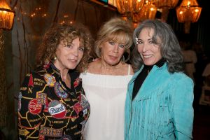 01-11-2021 SHOWBIZZ; FIDAN EKIZ WINT STRONG WOMAN AWARD 2021-Betty de Groot schenkt eerbetoon aan Fidan Ekiz. De 10 de editie van de STRONG WOMAN AWARD was weer een groot succes in het sfeer volle Apollo Hotel te Amsterdam. De meer dan 40 sterkte en bekende dames gingen weer met volle kofferbak naar huis.
Al  met al alle lof aan Betty de Groot.
Foto: Albert den Iseger