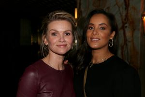 01-11-2021 SHOWBIZZ; FIDAN EKIZ WINT STRONG WOMAN AWARD 2021-Betty de Groot schenkt eerbetoon aan Fidan Ekiz. De 10 de editie van de STRONG WOMAN AWARD was weer een groot succes in het sfeer volle Apollo Hotel te Amsterdam. De meer dan 40 sterkte en bekende dames gingen weer met volle kofferbak naar huis.
Al  met al alle lof aan Betty de Groot.
Foto: Albert den Iseger