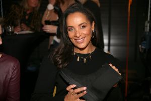 01-11-2021 SHOWBIZZ; FIDAN EKIZ WINT STRONG WOMAN AWARD 2021-Betty de Groot schenkt eerbetoon aan Fidan Ekiz. De 10 de editie van de STRONG WOMAN AWARD was weer een groot succes in het sfeer volle Apollo Hotel te Amsterdam. De meer dan 40 sterkte en bekende dames gingen weer met volle kofferbak naar huis.
Al  met al alle lof aan Betty de Groot.
Foto: Albert den Iseger
