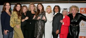 01-11-2021 SHOWBIZZ; FIDAN EKIZ WINT STRONG WOMAN AWARD 2021-Betty de Groot schenkt eerbetoon aan Fidan Ekiz. De 10 de editie van de STRONG WOMAN AWARD was weer een groot succes in het sfeer volle Apollo Hotel te Amsterdam. De meer dan 40 sterkte en bekende dames gingen weer met volle kofferbak naar huis.
Al  met al alle lof aan Betty de Groot.
Foto: Albert den Iseger