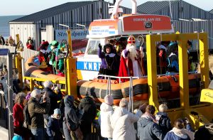 19-11-2022 NIEUWS-INTOCHT SINTERKLAAS-EGMOND AAN ZEE. Op een heuse reddingsboot kwam de Sint samen met veeg pieten aan in Egmond aan zee.Een paar honderd mensen waren gekomen om de Sint en zijn vele Pieten te verwelkomen in 
Egmond aan zee. Ondanks de koude en gure wind was iedereen blij om de Sint weer te zien.De Sint nam veel tijd voor ouders en de vele kinderen.Het was ook het eerste jaar dat er veeg pieten waren ipv de vertrouwde zwarte pieten.
foto: Albert den Iseger