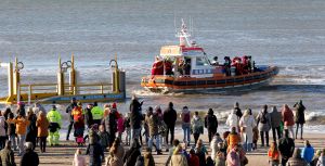 19-11-2022 NIEUWS-INTOCHT SINTERKLAAS-EGMOND AAN ZEE. Op een heuse reddingsboot kwam de Sint samen met veeg pieten aan in Egmond aan zee.Een paar honderd mensen waren gekomen om de Sint en zijn vele Pieten te verwelkomen in 
Egmond aan zee. Ondanks de koude en gure wind was iedereen blij om de Sint weer te zien.De Sint nam veel tijd voor ouders en de vele kinderen.Het was ook het eerste jaar dat er veeg pieten waren ipv de vertrouwde zwarte pieten.
foto: Albert den Iseger