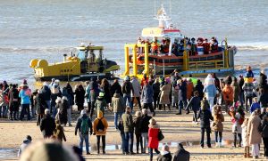19-11-2022 NIEUWS-INTOCHT SINTERKLAAS-EGMOND AAN ZEE. Op een heuse reddingsboot kwam de Sint samen met veeg pieten aan in Egmond aan zee.Een paar honderd mensen waren gekomen om de Sint en zijn vele Pieten te verwelkomen in 
Egmond aan zee. Ondanks de koude en gure wind was iedereen blij om de Sint weer te zien.De Sint nam veel tijd voor ouders en de vele kinderen.Het was ook het eerste jaar dat er veeg pieten waren ipv de vertrouwde zwarte pieten.
foto: Albert den Iseger